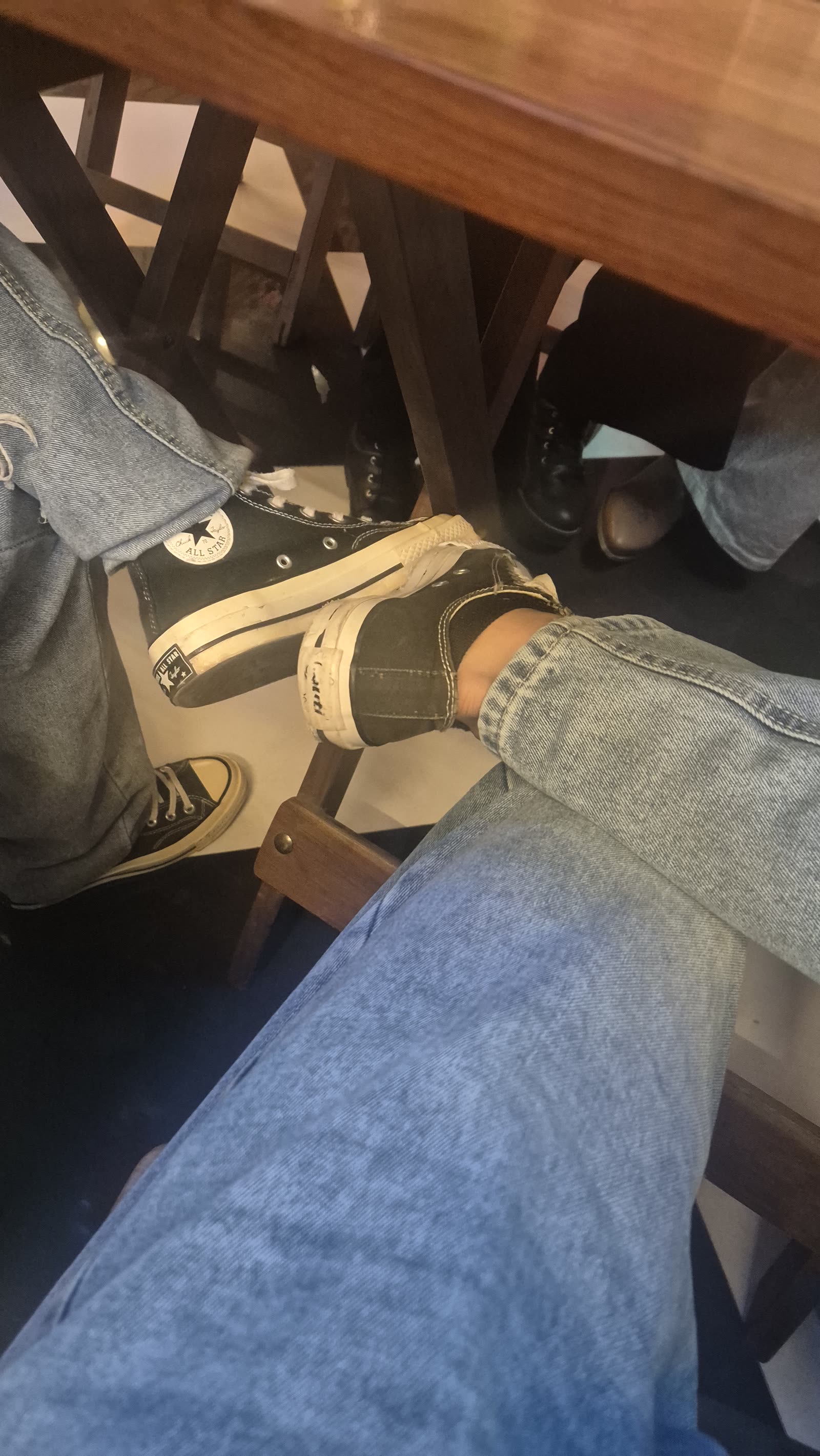 Nuestros zapatos bajo la mesa