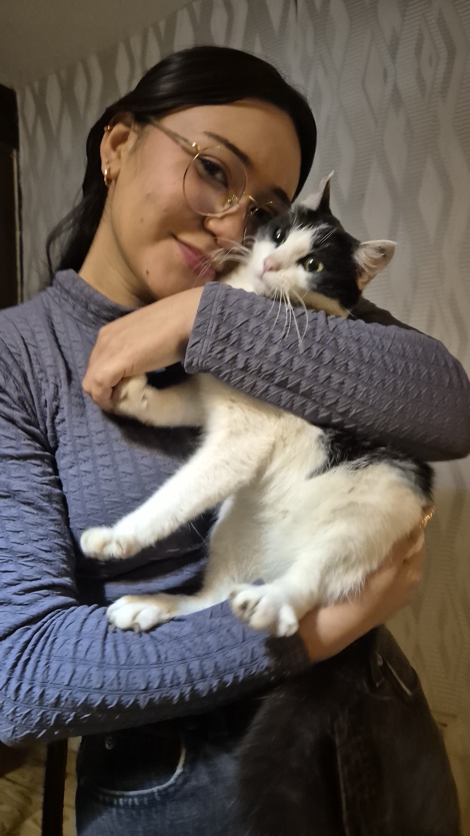 Vos abrazando al gato